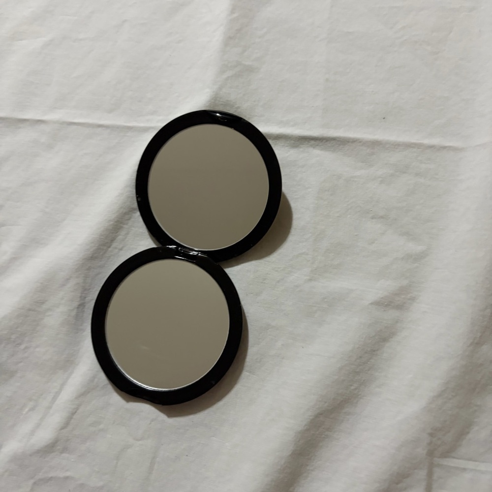 Victoria's Secret compact mirror - Picture 2 of 2